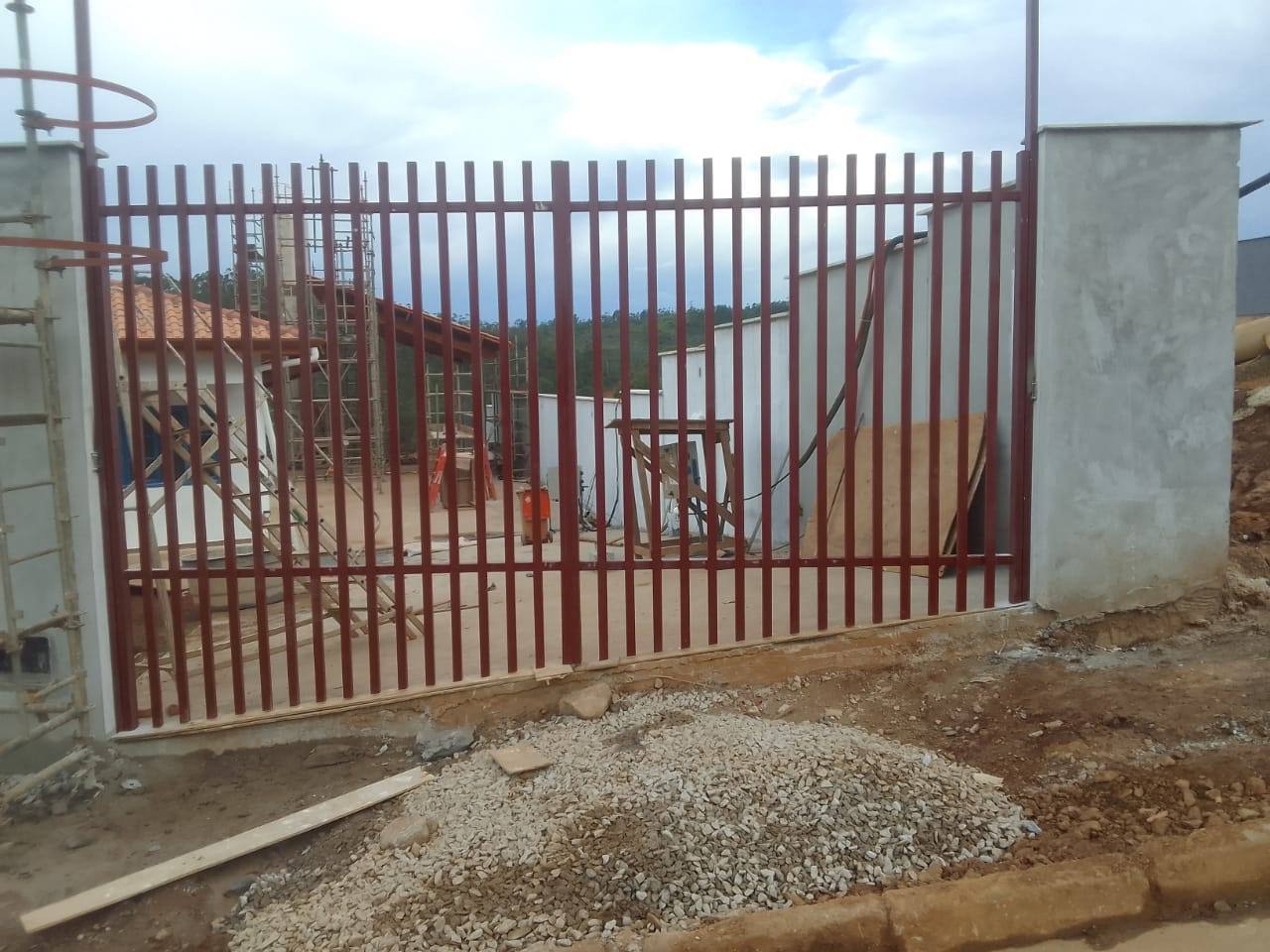 Portão e grade de ferro em obra, pintados na cor vinho
