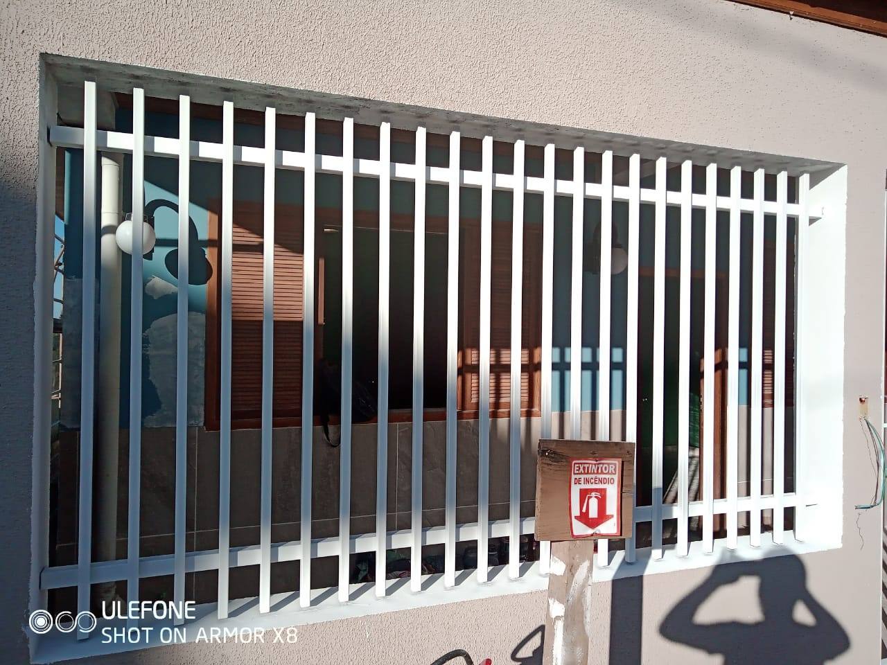Grade de ferro sob medida instalada em janela de residência em Belo Horizonte
